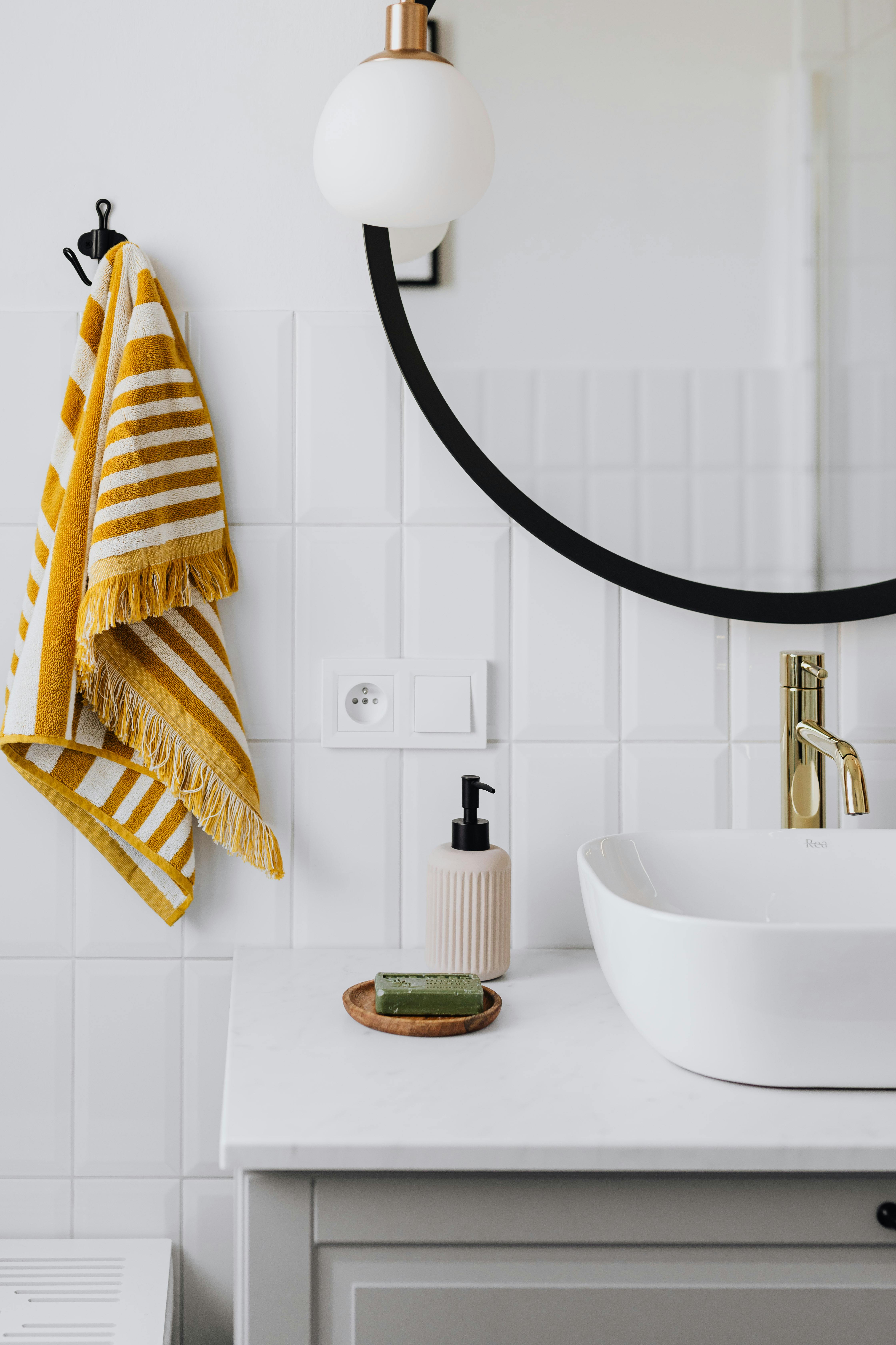 Bathroom accessories set